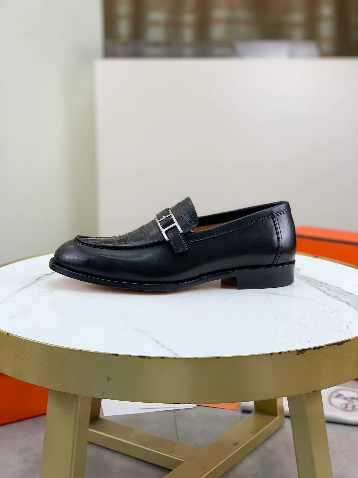 Factory price P980 💰💎💎💎 Original genuine leather outsole Brand: Hermès Grade: Same as the official website Original quality materials: Original soft calfskin Water-dyed cowhide lining Original Italian genuine leather outsole Style categories: Men's fashion Formal casual leather shoes Slip-on men's shoes series Young fashion European and American trends British style Code number: 39-45 (38.46 can be customized)